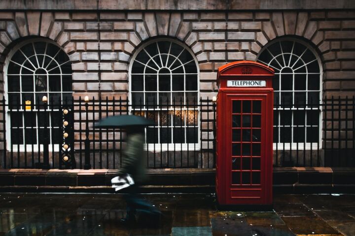 Uma cabine telefónica vermelha numa rua de Londres, no Reino Unido