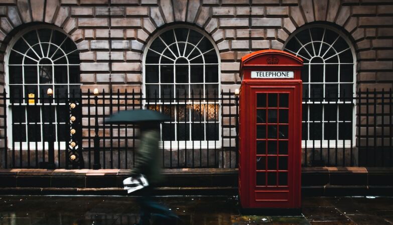 Uma cabine telefónica vermelha numa rua de Londres, no Reino Unido