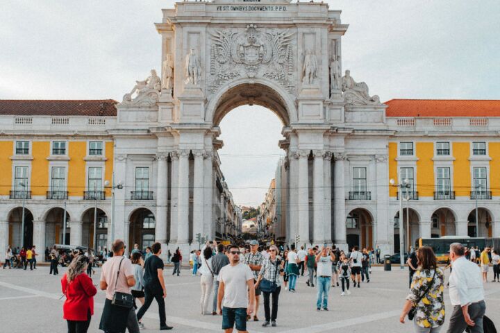Pessoas a passear na Praça do Comércio, em Lisboa