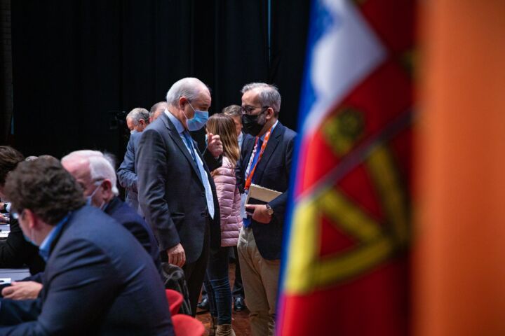 Rui Rio e Paulo Rangel conversam durante o Conselho Nacional do PSD