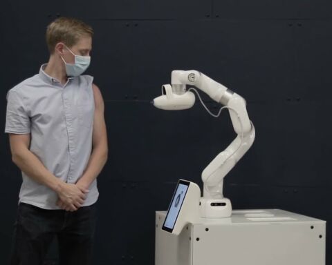 O robô Cobi a administrar uma vacina a uma pessoa