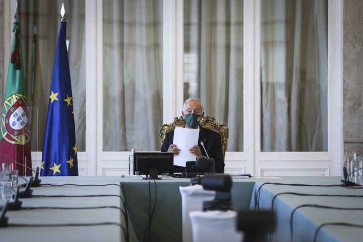 O Presidente da República, Marcelo Rebelo de Sousa, após a reunião do Conselho de Estado, sentado numa cadeira numa sala do Palácio da Cidadela, em Cascais