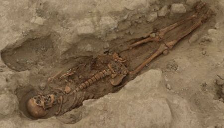 Esqueleto de sacrifício humano encontrado nos Andes no Peru