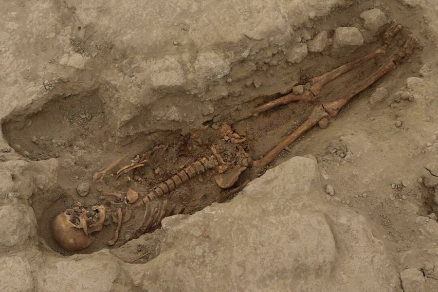Esqueleto de sacrifício humano encontrado nos Andes no Peru