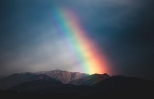 Um arco-íris sobre a montanha