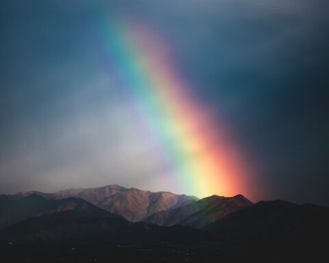 Um arco-íris sobre a montanha