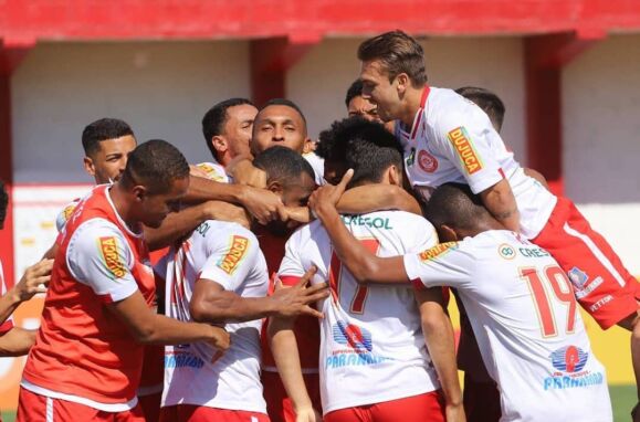 Jogadores do Tombense a festejar um golo.