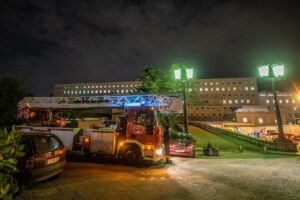 Viatura do Batalhão de Sapadores bombeiros do Porto, estacionada junto ao Hospital de São João, durante a intervenção no incêndio que deflagrou no 9º piso do Hospital, no Serviço de Pneumologia.