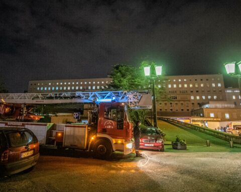 Viatura do Batalhão de Sapadores bombeiros do Porto, estacionada junto ao Hospital de São João, durante a intervenção no incêndio que deflagrou no 9º piso do Hospital, no Serviço de Pneumologia.