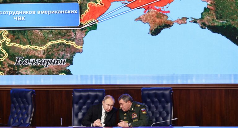 O presidente russo, Vladimir Putin ouve o Chefe do Estado-Maior General das Forças Armadas Russas, Valery Gerasimov.