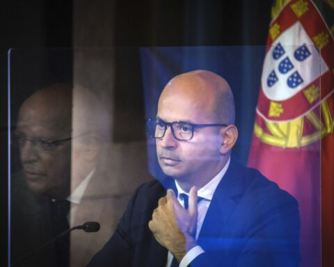 O ministro de Estado e das Finanças, João Leão, acompanhado pelo ministro de Estado e dos Negócios Estrangeiros, Augusto Santos Silva (em espelho)
