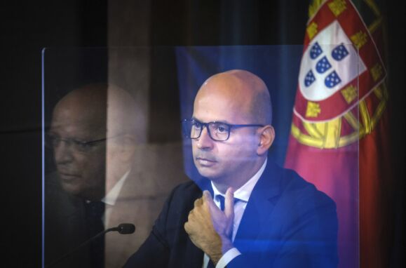 O ministro de Estado e das Finanças, João Leão, acompanhado pelo ministro de Estado e dos Negócios Estrangeiros, Augusto Santos Silva (em espelho)