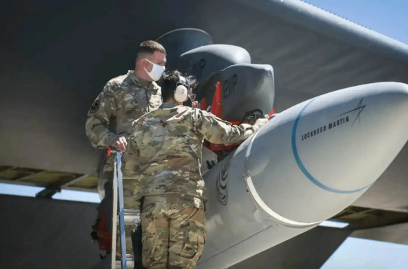 Míssil AGM-183A sob a asa de um bombardeiro B-52H