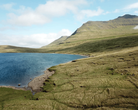 Lago Eysturoy, nas Ilhas Faroé, onde foi encontrado o ADN.