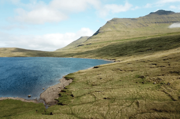 Lago Eysturoy, nas Ilhas Faroé, onde foi encontrado o ADN.