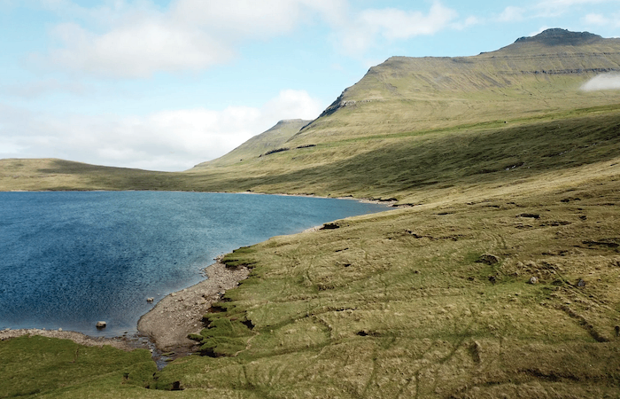 Lago Eysturoy, nas Ilhas Faroé, onde foi encontrado o ADN.