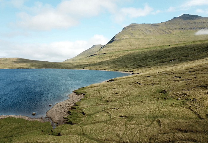 Lago Eysturoy, nas Ilhas Faroé, onde foi encontrado o ADN.