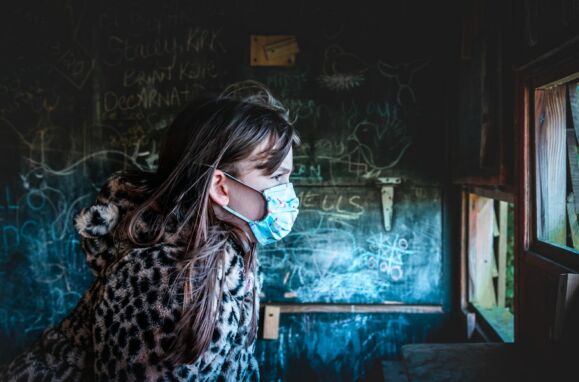 Uma menina a usar máscara na escola