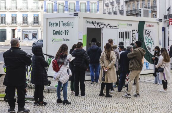 Pessoas à espera, numa fila, para fazer um teste de deteção à covid-19