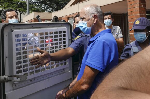 O ex-banqueiro João Rendeiro à saída de uma esquadra de polícia para ser reencaminhado para um tribunal de família local onde será presente a um a juiz em Verulam, Durban