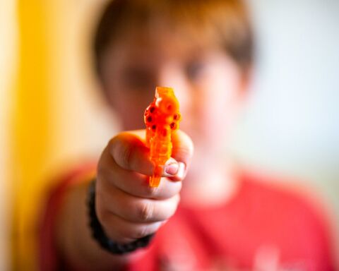 Uma criança a apontar uma pistola de plástico