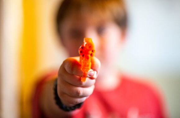Uma criança a apontar uma pistola de plástico