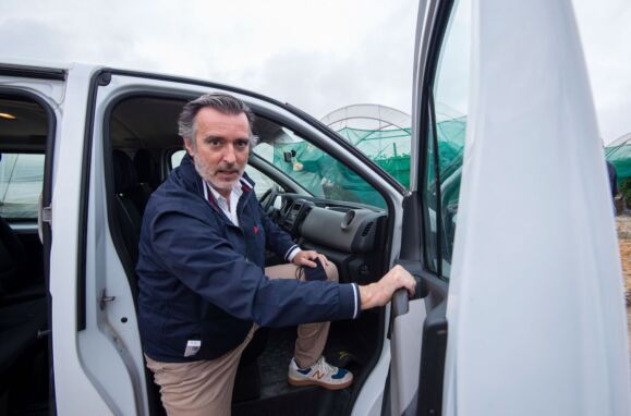 O presidente da Iniciativa Liberal, João Cotrim de Figueiredo, durante a visita à empresa agrícola, Fruta Divina, Odemira