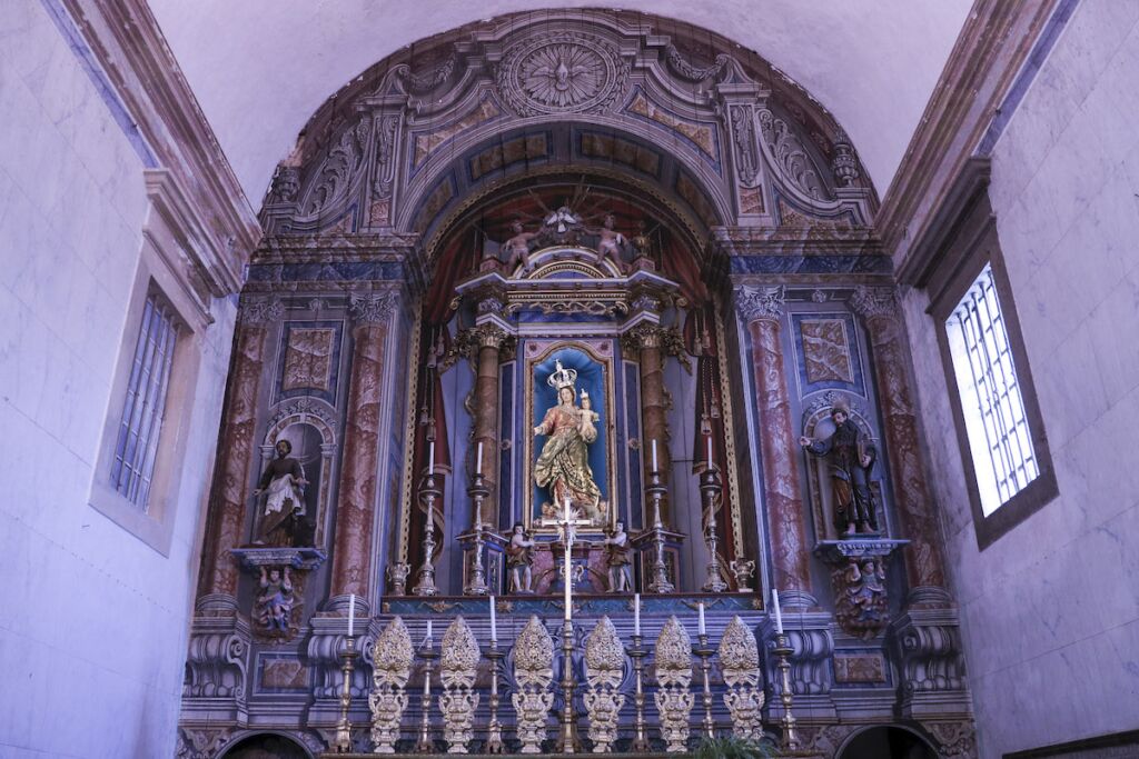 A capela-mor da igreja Matriz de Santa Maria do Castelo, em Tavira.