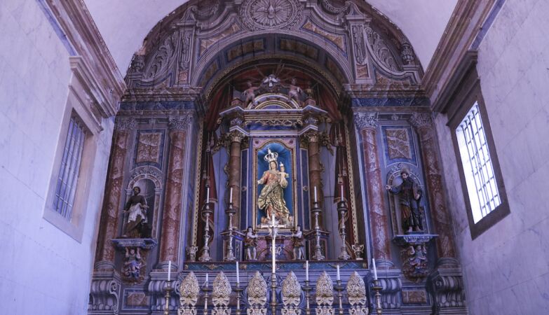 A capela-mor da igreja Matriz de Santa Maria do Castelo, em Tavira.