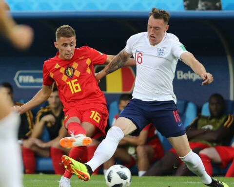 Thorgan Hazard e Phil Jones no Bélgica-Inglaterra, no Mundial de 2018.