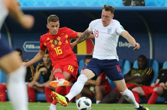 Thorgan Hazard e Phil Jones no Bélgica-Inglaterra, no Mundial de 2018.