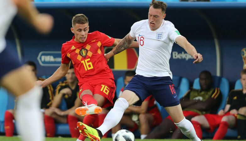 Thorgan Hazard e Phil Jones no Bélgica-Inglaterra, no Mundial de 2018.