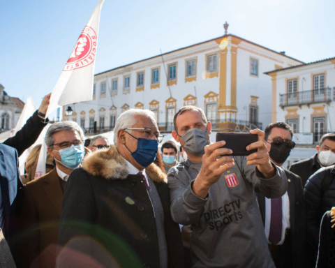António Costa, secretário-geral do PS, tira uma selfie com um indivíduo, em Évora