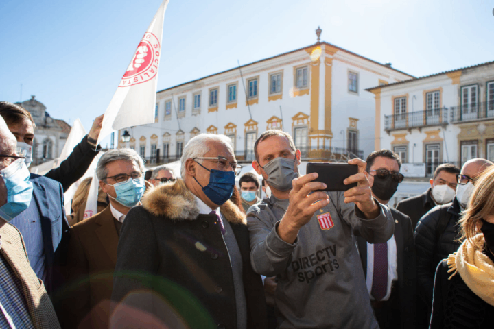 António Costa, secretário-geral do PS, tira uma selfie com um indivíduo, em Évora