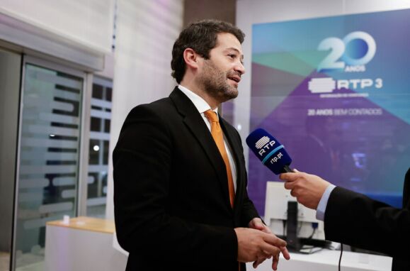 André Ventura, presidente do Chega, fala aos jornalistas