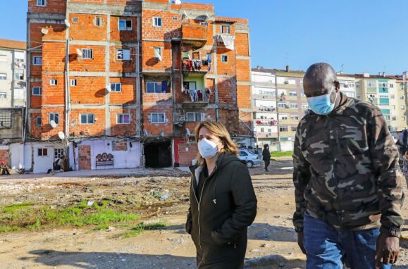 A Coordenadora Nacional do Bloco de Esquerda (BE), Catarina Martins, acompanhada pelo dirigente da associação de moradores, Fernando Coxi, visita o bairro da Jamaica