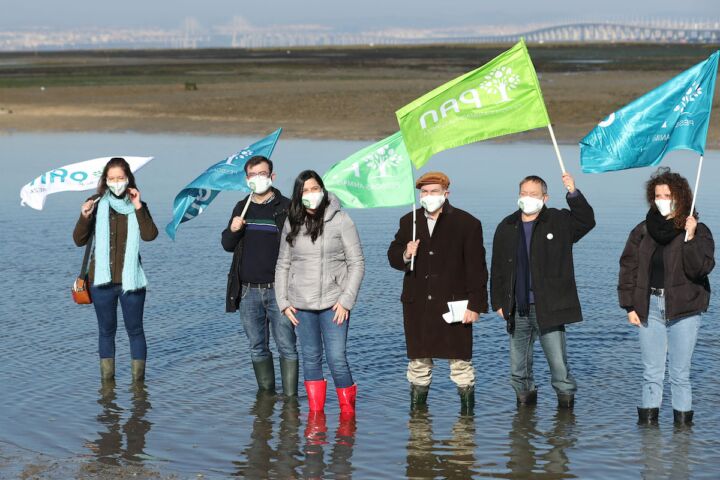 A porta-voz do partido Pessoas-Animais-Natureza (PAN), Inês de Sousa Real, durante uma ação de campanha para as eleições legislativas de 30 de janeiro, na praia do Samouco, local de construção do novo aeroporto, Montijo