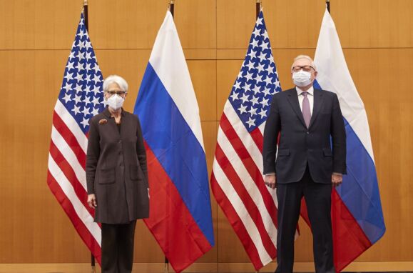 Wendy Sherman (E) e o ministro russo dos Negócios Estrangeiros, Sergei Ryabkov.