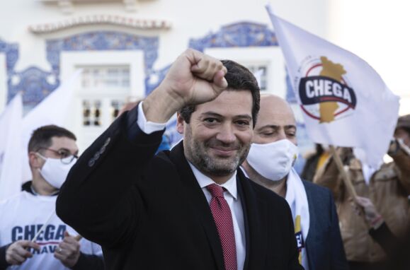 André Ventura, presidente do Chega, durante uma ação de campanha eleitoral na cidade de Aveiro.
