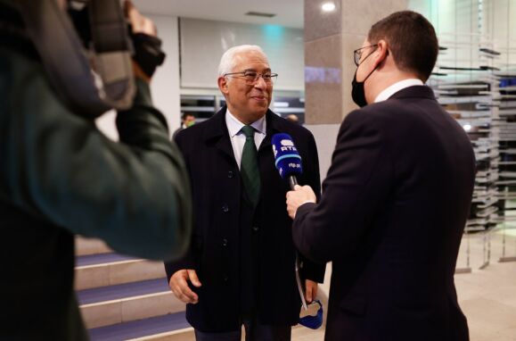 Secretário-geral do PS e primeiro-ministro, António Costa, fala aos jornalistas
