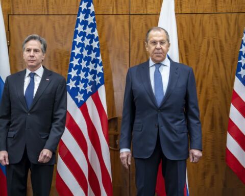 O secretário de Estado norte-americano, Antony Blinken, e o ministro dos Negócios Estrangeiros russo, Serguei Lavrov.