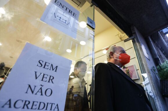 O presidente do PSD, Rui Rio, durante um contacto com a população de Viseu.