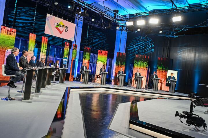 Debate entre os candadatos dos partidos sem assento parlamentar às eleições.