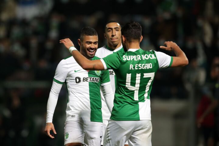 Os jogadores do Sporting CP, Bruno Tabata e Ricardo Esgaio.