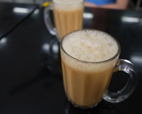 Um copo de Teh tarik – chá preto, leite condensado e muito açúcar