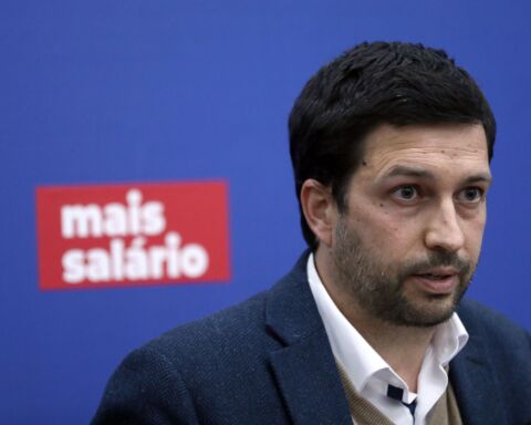 O candidato do Partido Comunista Português (PCP) à Assembleia da República, João Ferreira, intervém durante um encontro com trabalhadores por turnos no Centro de Trabalho Vitória, em Lisboa
