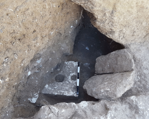 Assento de uma sanita de pedra encontrado durante uma escavação em Armon Hanatziv, Jerusalém