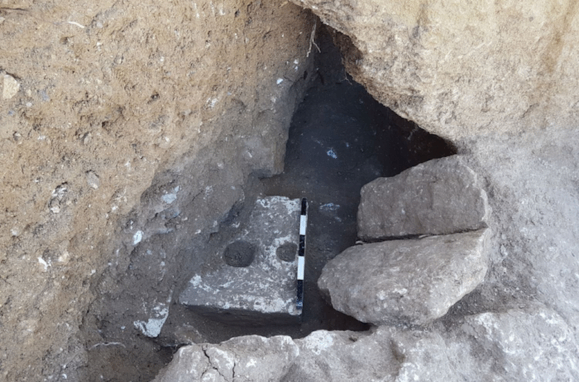Assento de uma sanita de pedra encontrado durante uma escavação em Armon Hanatziv, Jerusalém