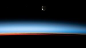 Lua crescente e o pôr-do-sol a partir da Estação Espacial Internacional