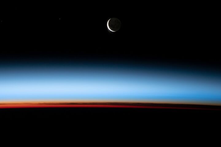 Lua crescente e o pôr-do-sol a partir da Estação Espacial Internacional